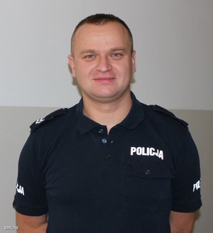 policjant odznaczony medalem