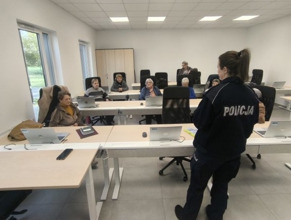 policjantka na spotkaniu z seniorami