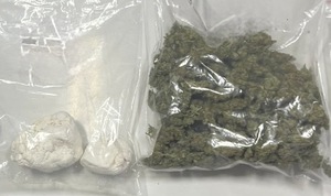 Trzy zdjęcia, na których znajdują się zabezpieczone środki odurzające i substancje psychotropowe. W woreczkach znajdują się substancje koloru białego i zielonego.