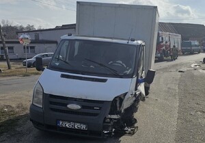 Na zdjęciach zniszczone pojazd, marki Ford - koloru białego, Audi, koloru granatowego