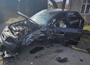Na zdjęciach zniszczone pojazd, marki Ford - koloru białego, Audi, koloru granatowego