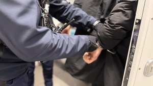 Zdjęcie rąk w kajdankach, bluza koloru niebieskiego