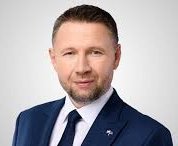 Zdjęcie przedstawia sylwetkę Ministra Marcina Kierwińskiego