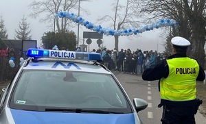 na zdjęciach widoczne są radiowozy oznakowane z włączonymi niebieskimi światłami, policjant w granatowym mundurze i żółtej kamizelce odblaskowej z napisem policja, i uczestnicy biegu.