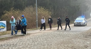 na zdjęciach widoczne są radiowozy oznakowane z włączonymi niebieskimi światłami, policjant w granatowym mundurze i żółtej kamizelce odblaskowej z napisem policja, i uczestnicy biegu.