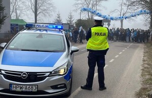 na zdjęciach widoczne są radiowozy oznakowane z włączonymi niebieskimi światłami, policjant w granatowym mundurze i żółtej kamizelce odblaskowej z napisem policja, i uczestnicy biegu.