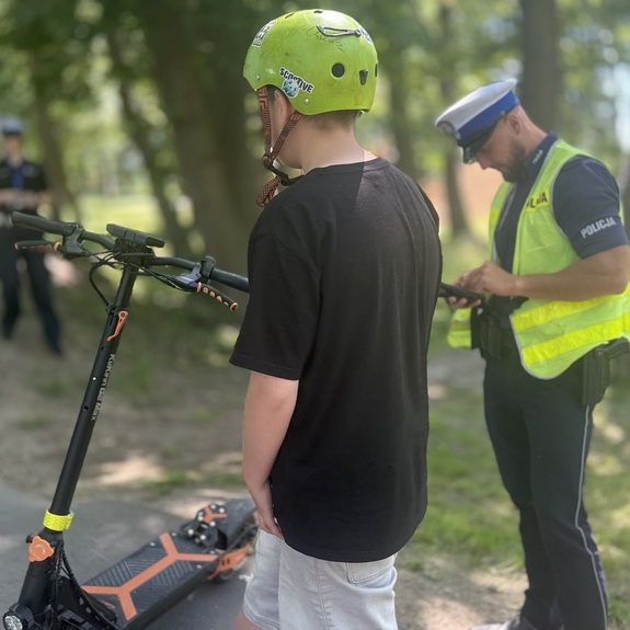 Policjanci kontrolujący młodzież na hulajnogach