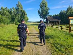 Policjanci w mundurach kontrolujący akweny wodne
