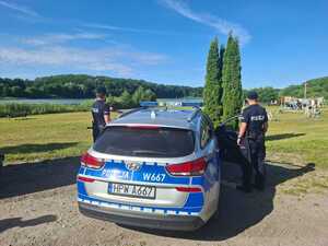 Policjanci w mundurach kontrolujący akweny wodne