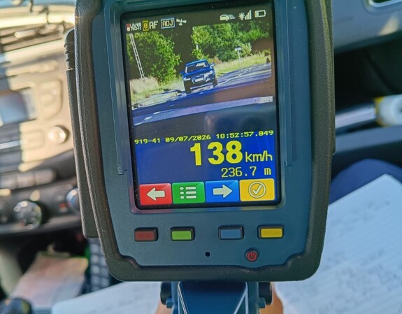 Zdjęcie ręcznego miernika prędkości z wyświetlonym pomiarem 138 km/h.