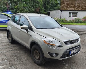 Trzy zdjęcia pojazdu marki Ford Kuga, koloru jasnego. Pierwsze zdjęcie pojazd zaparkowany, za nim oznakowany radiowóz, na drugim zdjęciu narkotester z wynikiem badania, na trzecim zdjęciu zaparkowany pojazdu Ford Kuga koloru jasnego.