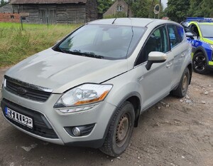 Trzy zdjęcia pojazdu marki Ford Kuga, koloru jasnego. Pierwsze zdjęcie pojazd zaparkowany, za nim oznakowany radiowóz, na drugim zdjęciu narkotester z wynikiem badania, na trzecim zdjęciu zaparkowany pojazdu Ford Kuga koloru jasnego.