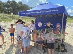 Sześć zdjęć przedstawiających działania na plaży - policjant w grantantowym mundurze, strażak w mundurze i przedstawiciele Wodnego Ochotniczego Pogotowia Rarunkowego, w tle dzieci i namiot profilaktyczny,