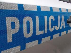 Napisz policja na radiowozie oznakowanym - szary napis na niebieskim tle