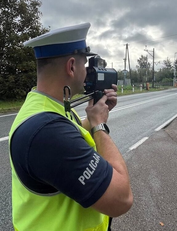 policjant mierzący predkość