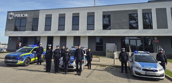 zdjęcie policjantów na tle Komendy