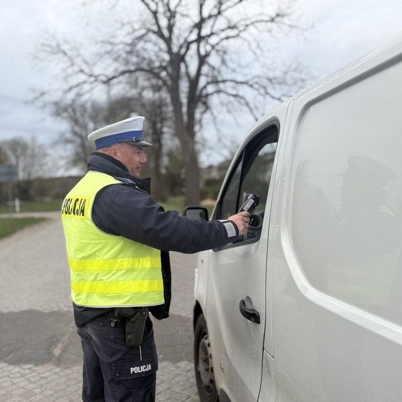 policjant wykonujący badanie alkomatem